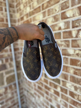 Load image into Gallery viewer, L V vans
