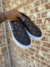Load image into Gallery viewer, L V vans
